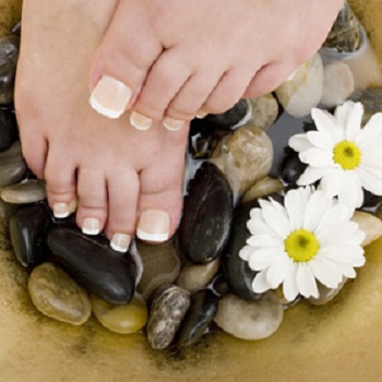Have you ever been the only gentlemen in a nail spa that offers pedicures?  Your thoughts? - Quora